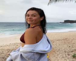She loves traveling and vacating. She shared some photographs of her Hawaii trip in April 2020 with her Instagram followers.